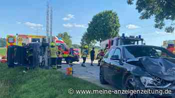 Frontalcrash auf B301: Mann wird eingeklemmt und muss befreit werden