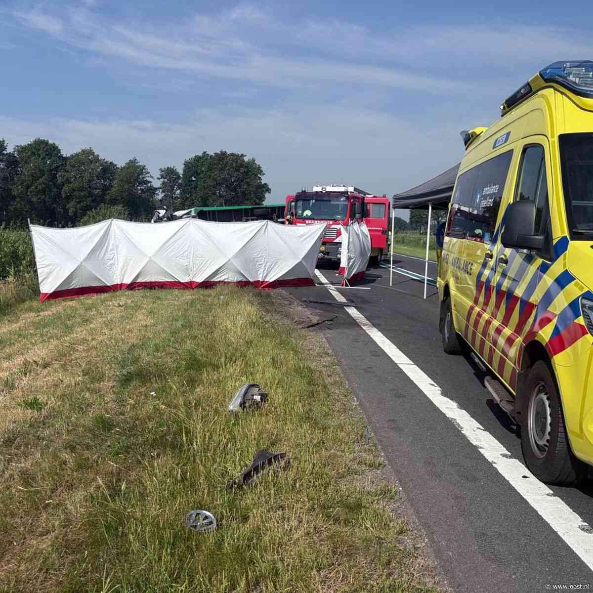 112 Nieuws: N36 afgesloten door verkeersongeluk | Auto ramt boom, bestuurder vlucht