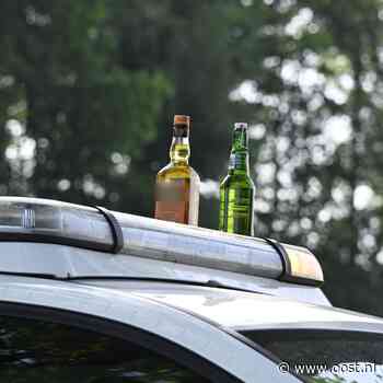 Whiskey, bier en waardevolle spullen gevonden in verlaten auto bij sloot