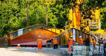 ‘We hebben ’m toch niet verkeerd om gelegd?’ Brug van 45 ton zweeft boven spoor na spectaculair staaltje stuurwerk
