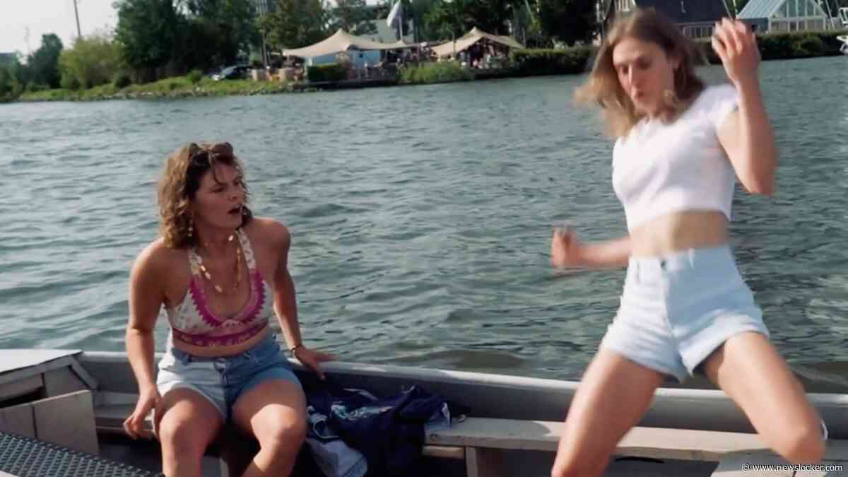 Oeps! Bootmeisje gaat pijnlijk onderuit
