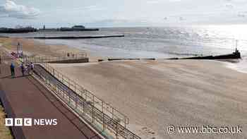 Man dies after struggling in the water at beach