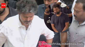 Shanthanu breaks down as Vijay pays last respects to K. Bhagyaraj