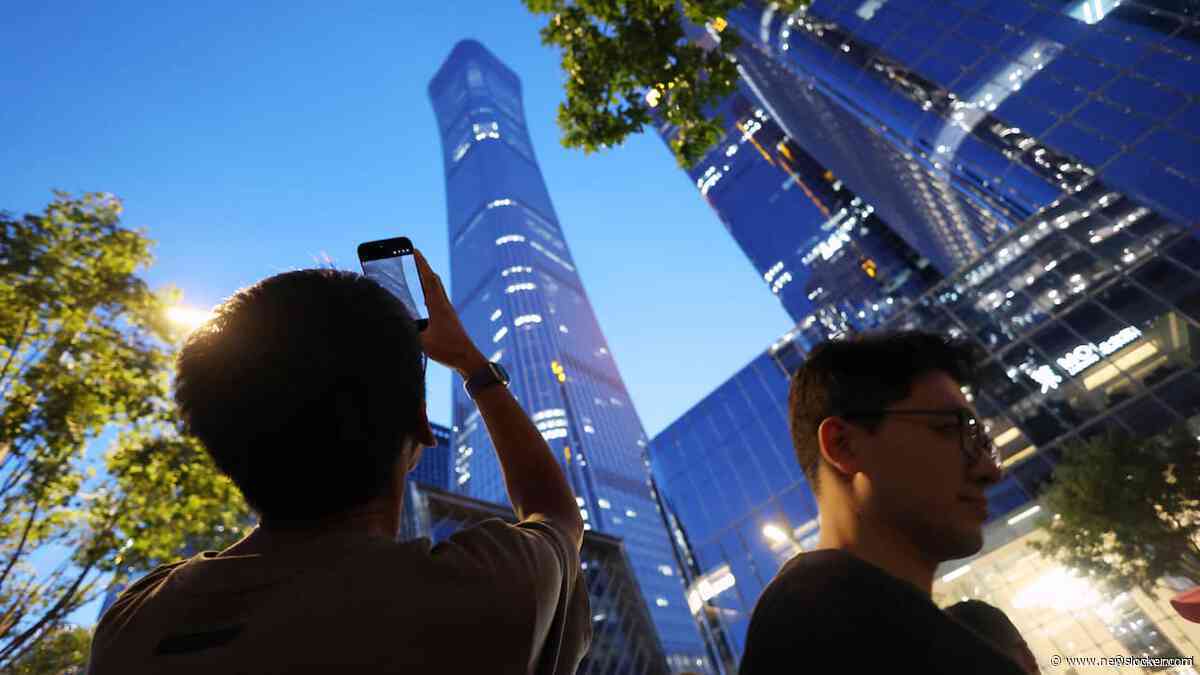 Piloot van klein vliegtuigje overleden na crash in hoogste toren van Peking