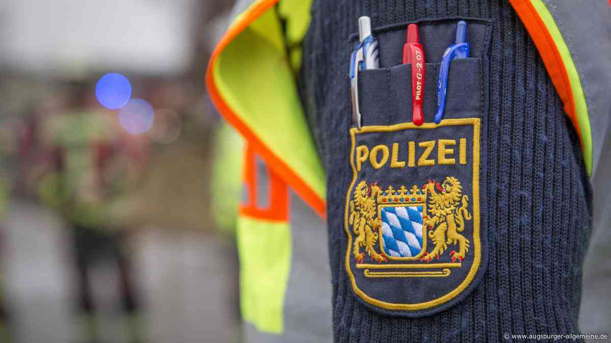 Unbekannte Person verteilt Nägel auf der Fahrbahn