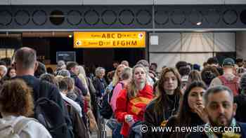 Grote chaos en urenlange rijen op Schiphol door ingestort plafond: ’Help ons uit deze ellende’