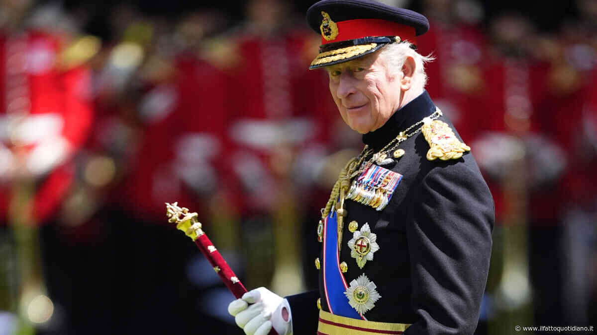 Re Carlo III travolto dalle polemiche e dai sudditi: “Perché lascia Buckingham Palace, dopo i restauri costati 369 milioni di sterline e durati dieci anni?”