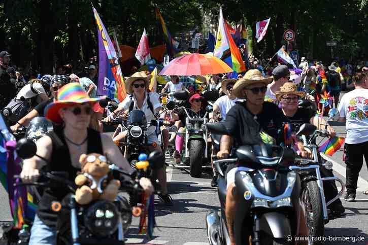 Tausende Menschen feiern CSD in München