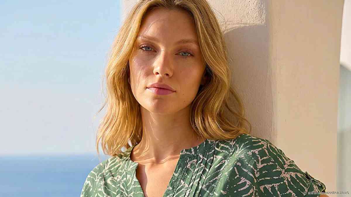 Roman shoppers 'feel good' in 'cool and airy' top that 'covers the tummy'