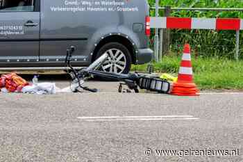 Fietser zwaargewond na botsing met vrachtwagen