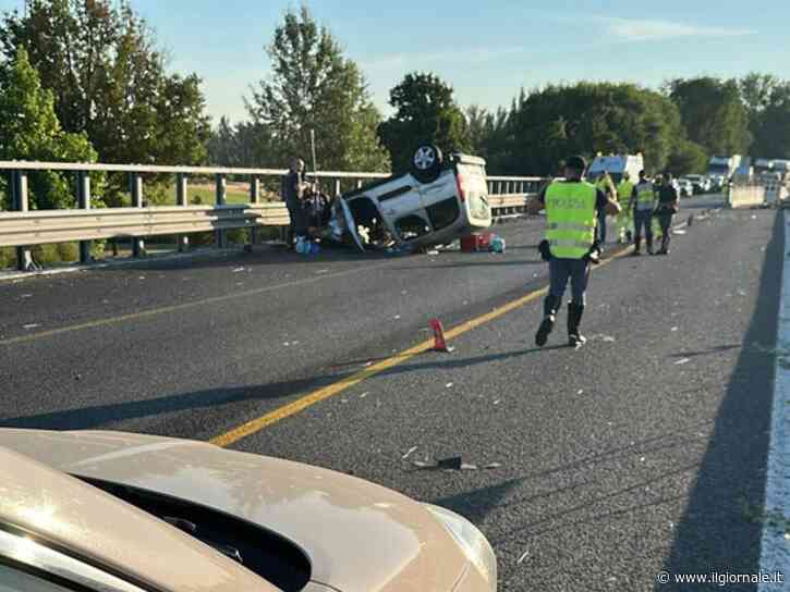 Si rovescia minivan: morta donna e neonato sbalzato fuori dall'abitacolo: è grave