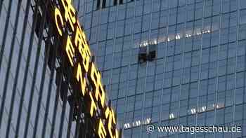 Kleinflugzeug kracht in Peking in Hochhaus