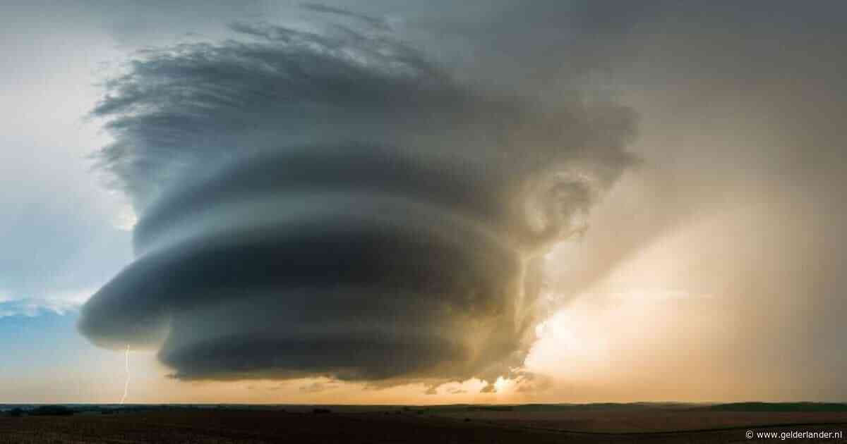 Komt er een ‘bow-echo’ vanavond? Cluster van onweersbuien kan voor veel schade zorgen