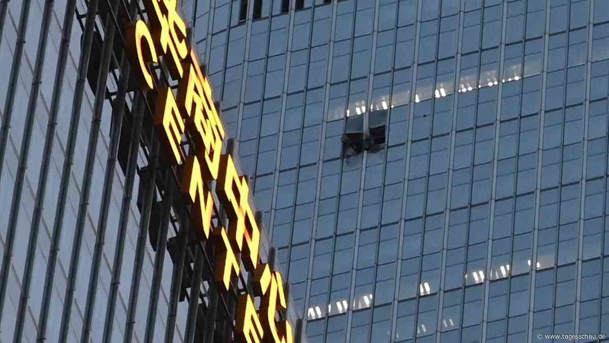 Kleinflugzeug kracht in Peking in Hochhaus
