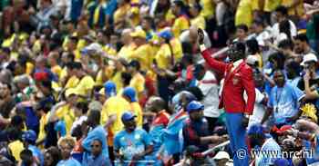 Op de tribunes van het WK brengt levend standbeeld ‘Lumumba Vea’ een Congolese held tot leven