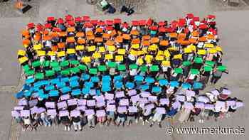 300 Schüler formen Regenbogenflagge gegen Ausgrenzung