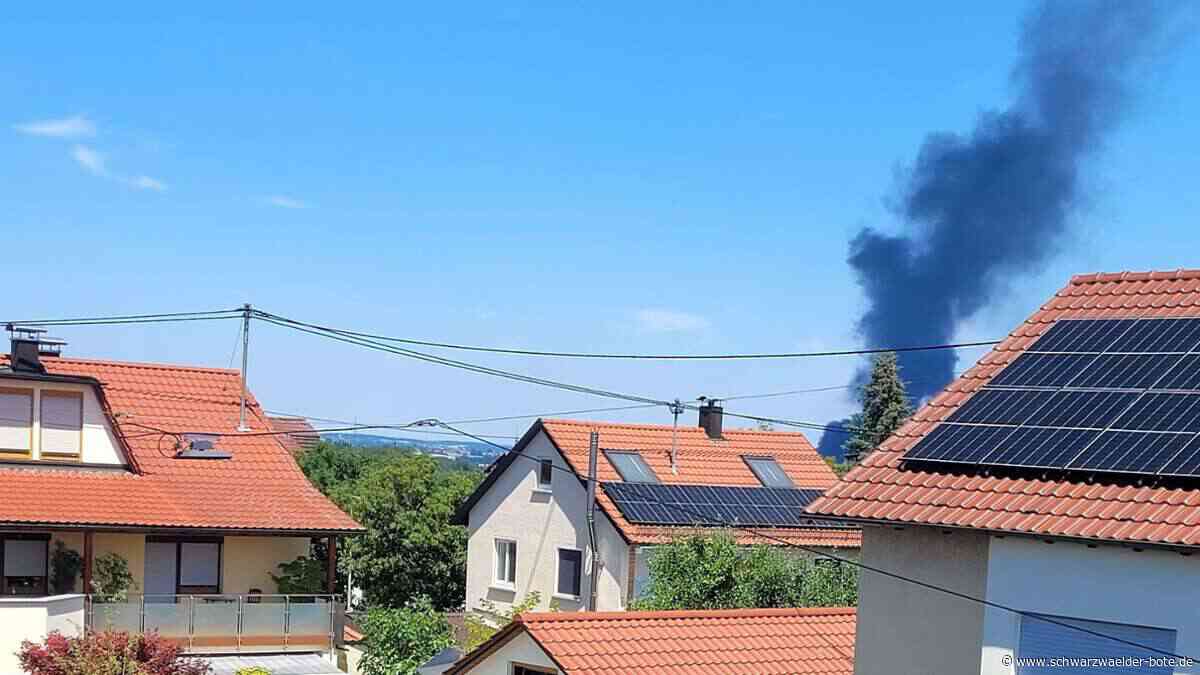 Brand in Reutlinger Industriegebiet: Feuer bricht in Recycling-Firma aus – Rauchsäule kilometerweit zu sehen