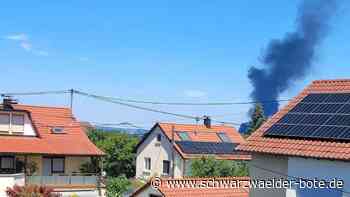 Brand in Reutlinger Industriegebiet: Feuer bricht in Recycling-Firma aus – Rauchsäule kilometerweit zu sehen