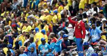 Op de tribunes van het WK brengt deze man als levend standbeeld (negentig minuten lang) een eerbetoon aan de eerste premier van Congo, de vermoorde Patrice Lumumba