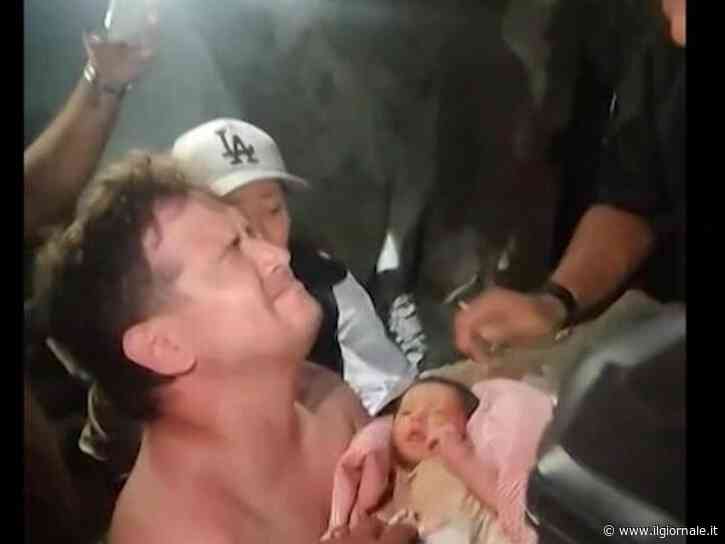 Neonato di 18 giorni estratto vivo da un edificio crollato. "Ha resistito 32 ore sotto le macerie"