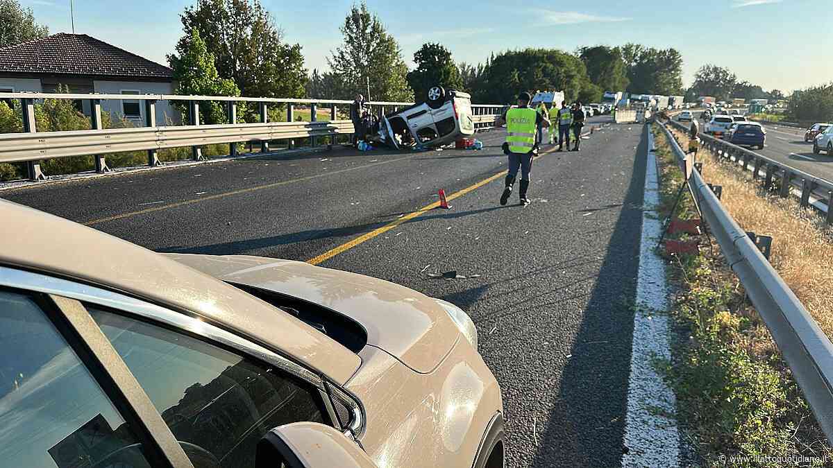 Auto si ribalta sulla A14 vicino a un cantiere, grave il neonato sbalzato fuori dall’abitacolo e morta una donna