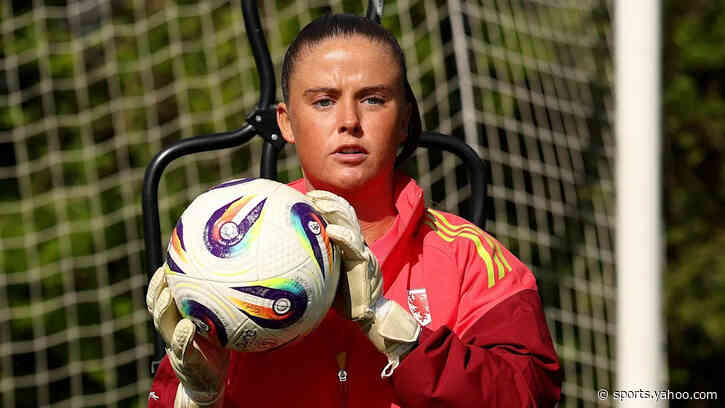 Wales squad member Farrell joins Wrexham