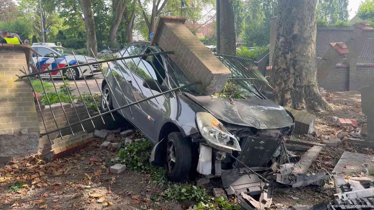 Man onder invloed belandt met auto op kerkhof en vernielt meerdere graven