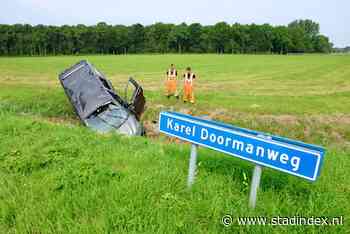 Bestelbus belandt in sloot na forse botsing