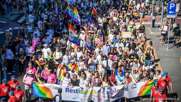 Milano Pride, migliaia in corteo nonostante il caldo torrido: “Retorica negazionista sdoganata, esserci oggi è un atto politico”