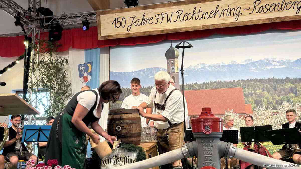 150 Jahre Feuerwehr Rechtmehring: Bürgermeisterin braucht vier Schläge zum Fest-Anzapfen