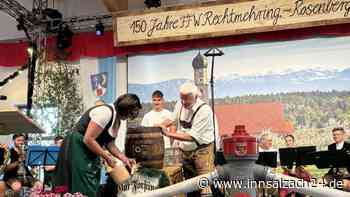 150 Jahre Feuerwehr Rechtmehring: Bürgermeisterin braucht vier Schläge zum Fest-Anzapfen