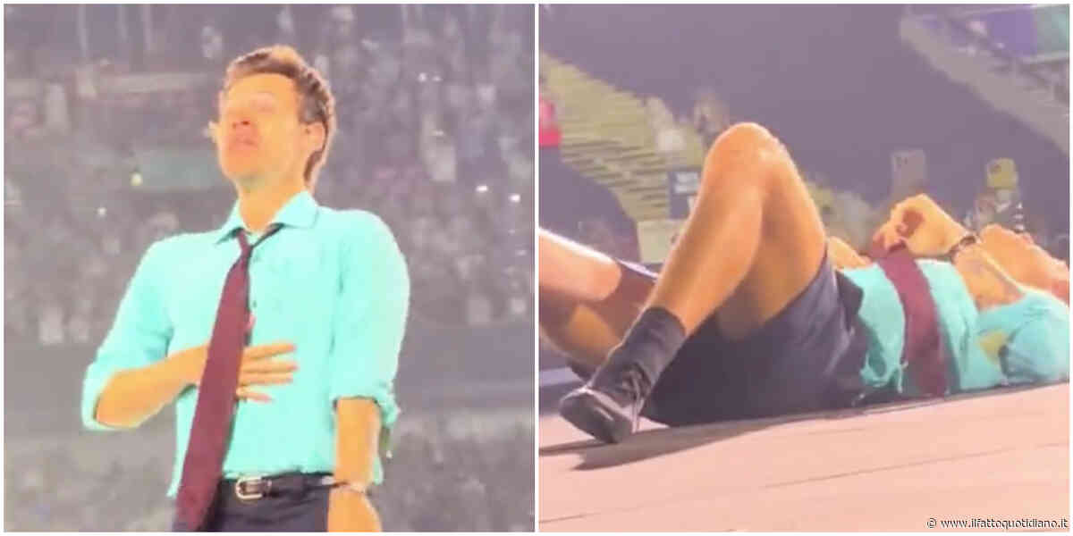 Harry Styles ha un colpo di calore durante il concerto a Londra: si “strozza” con l’acqua e cade per terra. La temperatura era di 37.5 gradi – IL VIDEO
