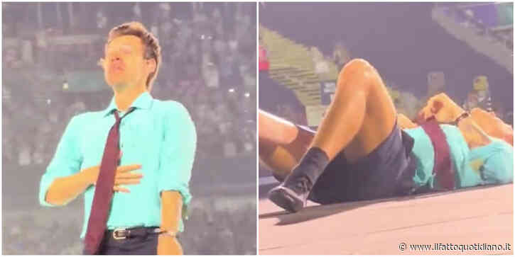 Harry Styles ha un colpo di calore durante il concerto a Londra: si “strozza” con l’acqua e cade per terra. La temperatura era di 37.5 gradi – IL VIDEO