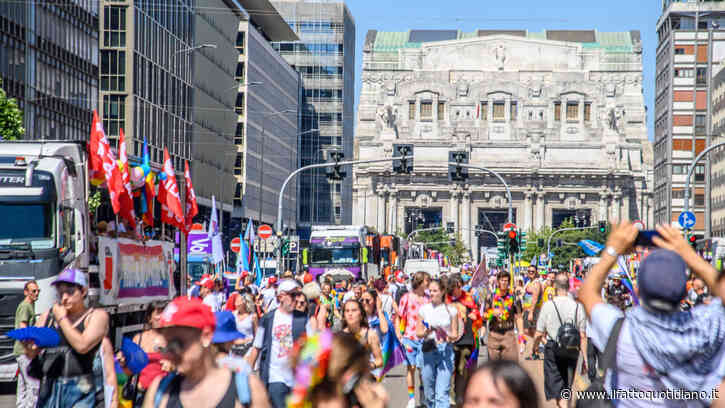 Milano Pride, migliaia in corteo sfidano il caldo torrido. C’è anche Elly Schlein: “Mirko ucciso dall’omotransfobia”