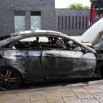 Auto vliegt tijdens het rijden in brand, vader en zoon stappen net op tijd uit
