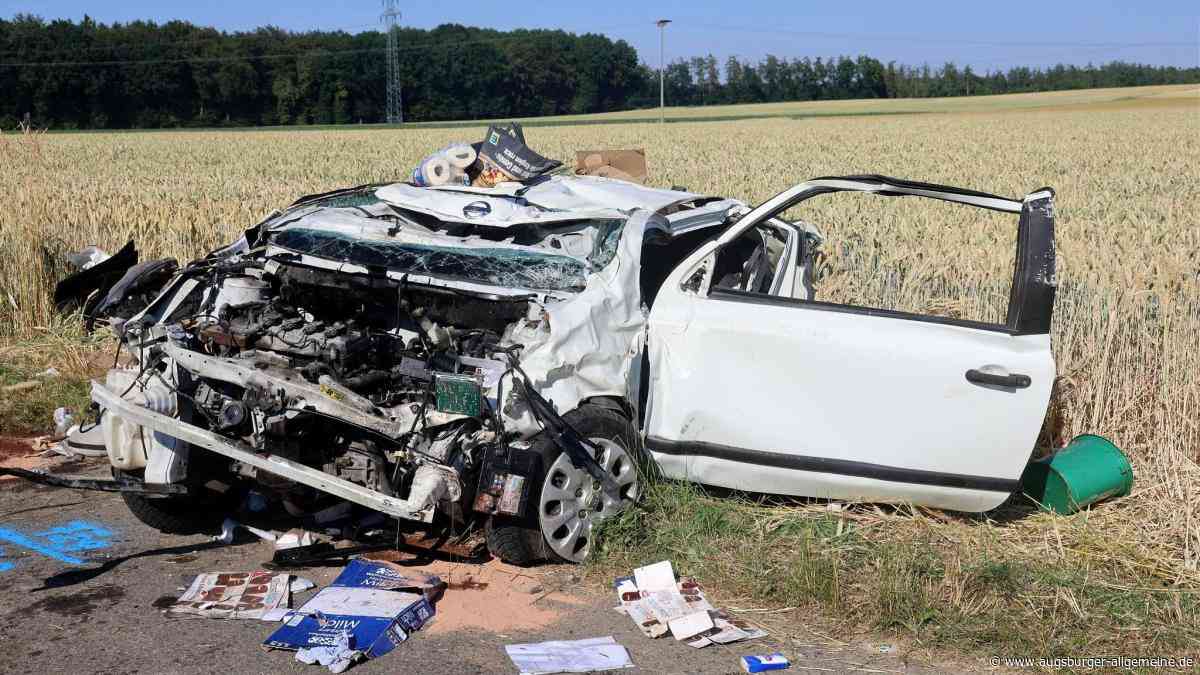 Auto gerät von B30 und überschlägt sich – Fahrer stirbt