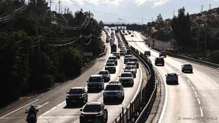 Más de 142 mil vehículos salieron de Santiago en inicio del fin de semana largo