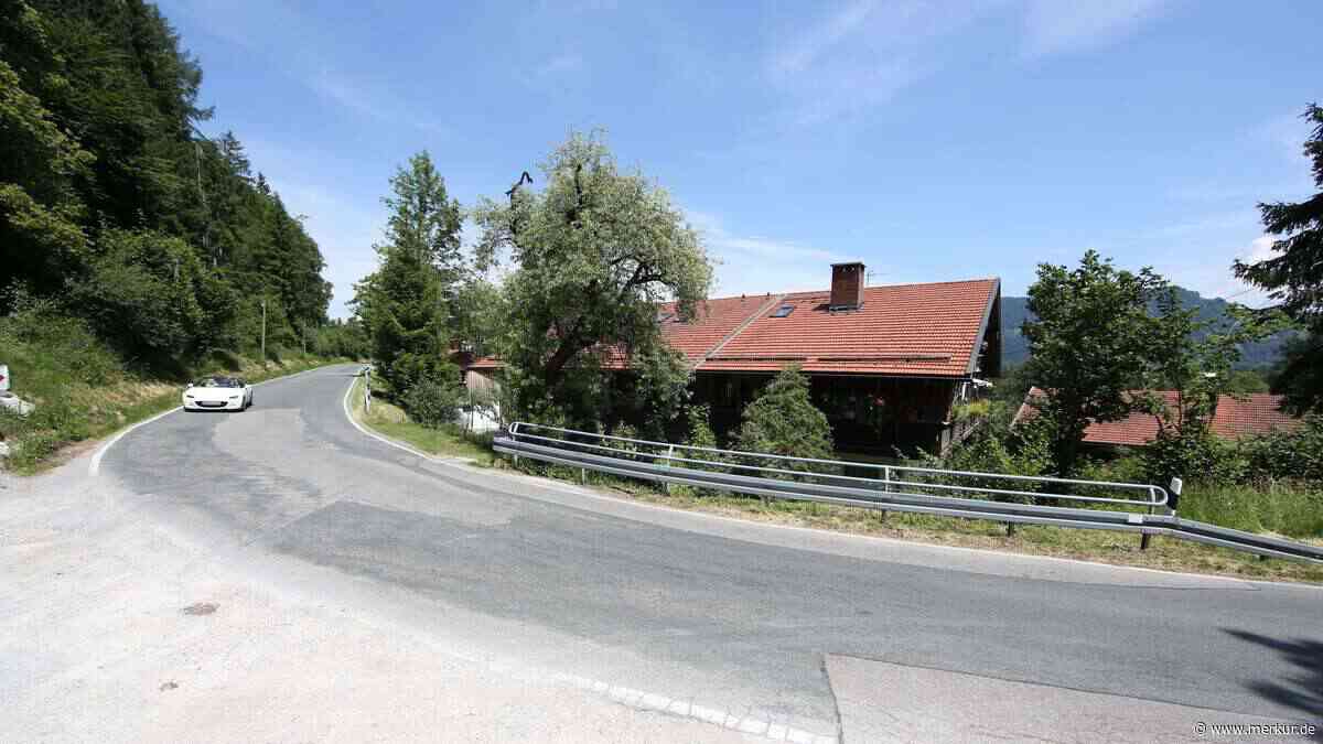 19-Jähriger prallt frontal gegen Baum: Oberbayerische Gemeinde will Tempo-Limit