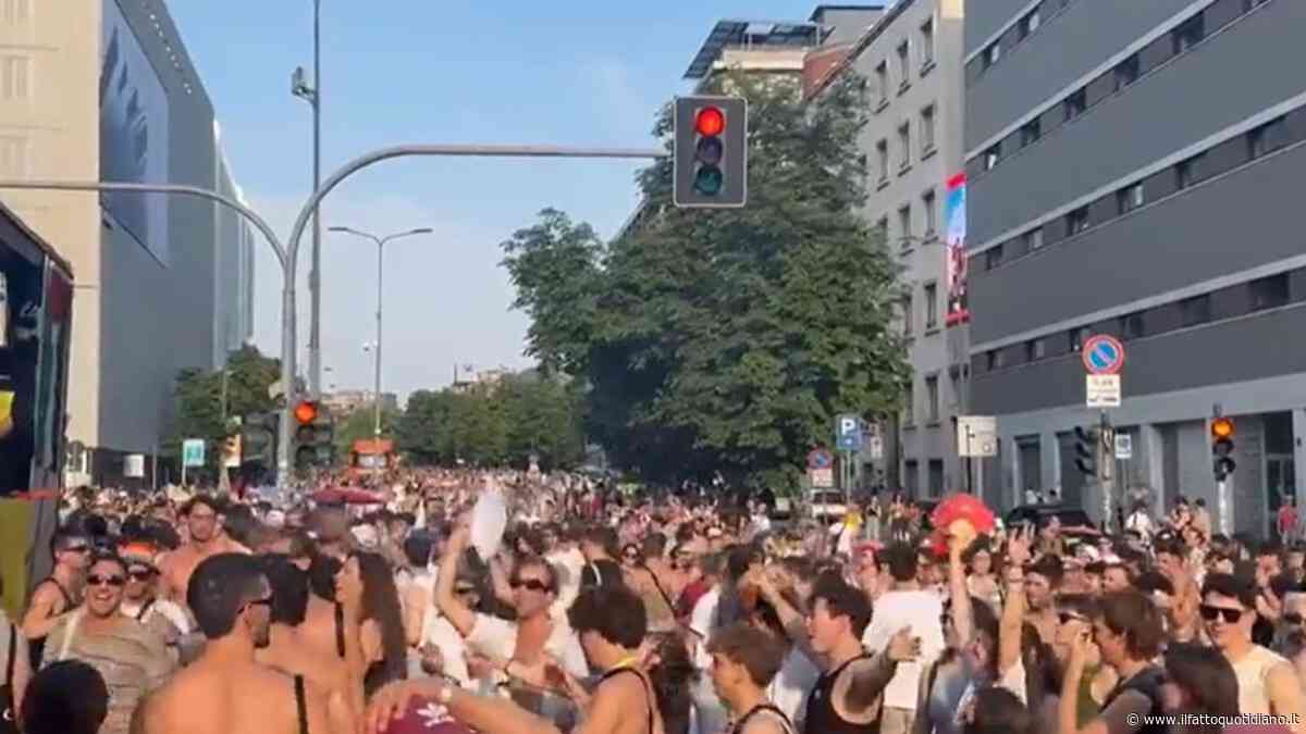 Canti e balli al Pride di Milano, gli organizzatori: “Siamo 350mila”. Lo striscione per Vannacci: “Abbiamo diritti? Sì anche di essere ammazzati”