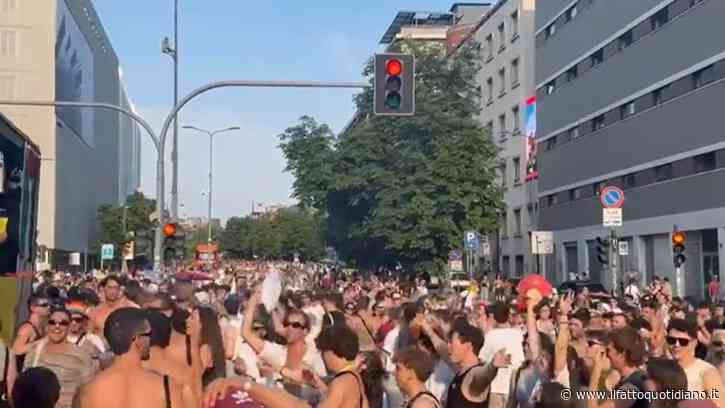 Canti e balli al Pride di Milano, gli organizzatori: “Siamo 350mila”. Lo striscione per Vannacci: “Abbiamo diritti? Sì anche di essere ammazzati”
