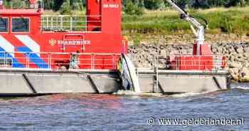 Jetskiër raakt in nood op de Waal, brandweer redt man dankzij passerende veerpont