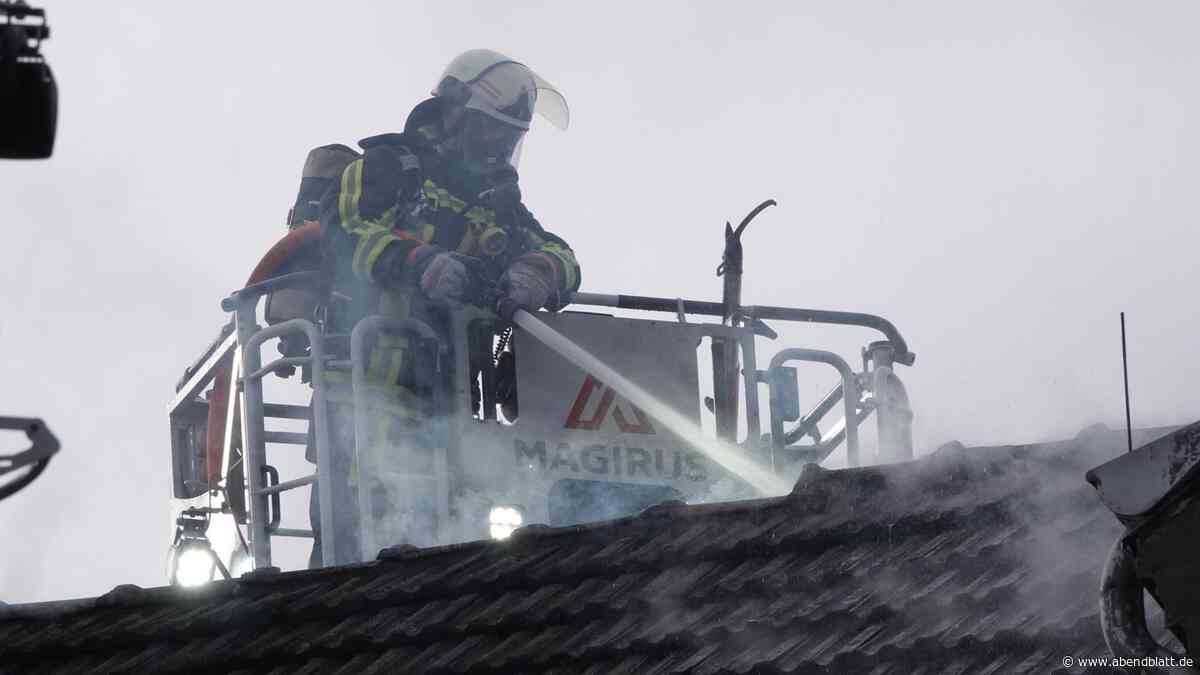 Dachstuhl steht in Flammen – Feuerwehr in Marienthal im Großeinsatz