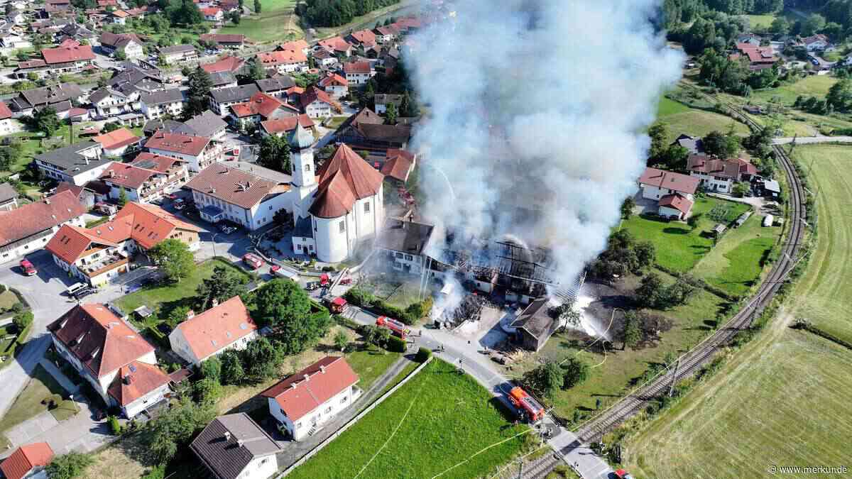 Verheerender Großbrand in Oberbayern – 300 Einsatzkräfte kämpfen gegen Flammen