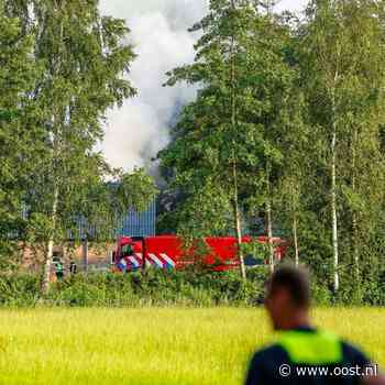 Grote brand bij boerenerf in Haaksbergen, omgeving afgezet