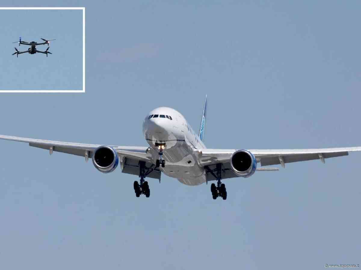 New York, volo United Airlines sfiora collisione con un drone: cosa è successo
