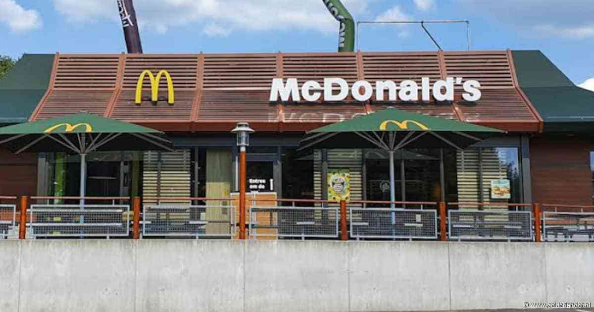 ‎Snelle hap bij de McDrive in Doetinchem leidt tot botsing en pijnlijke nek