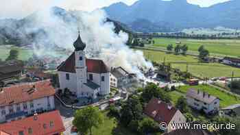 Großbrand in Oberbayern: Mehrere Verletzte, ein Rind tot – Racuhsäule weithin sichtbar