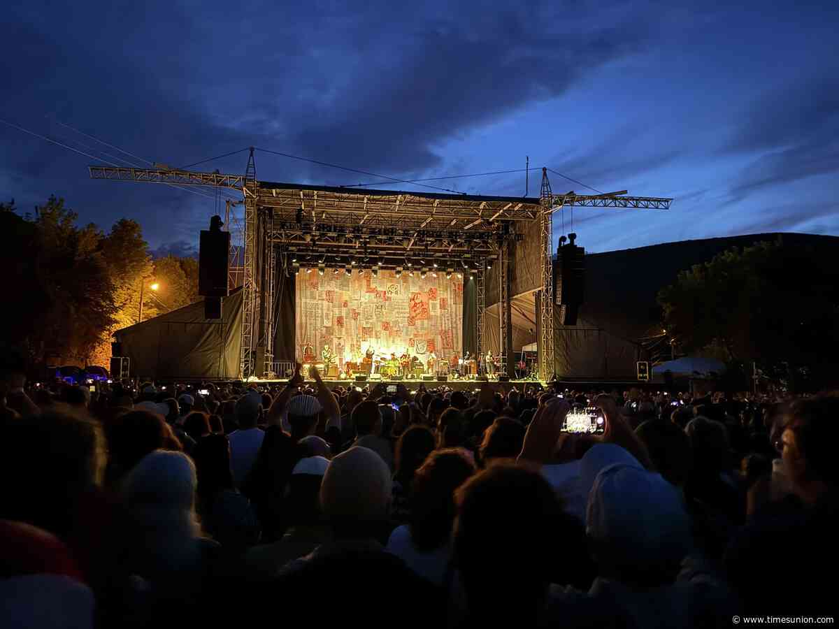 Review: Wilco, Billy Bragg bring ‘Mermaid Avenue’ to the stage