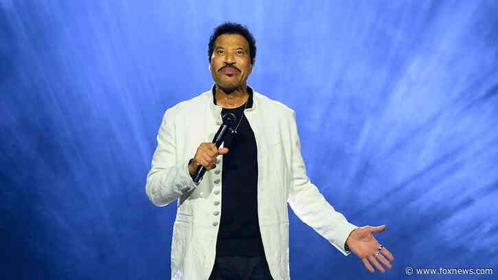 Lionel Richie hospitalized after opening night health scare triggers concert cancellations