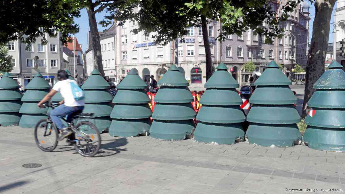 Weihnachtsgefühle bei fast 40 Grad: Ein grüner Poller-Wald in der Augsburger Innenstadt